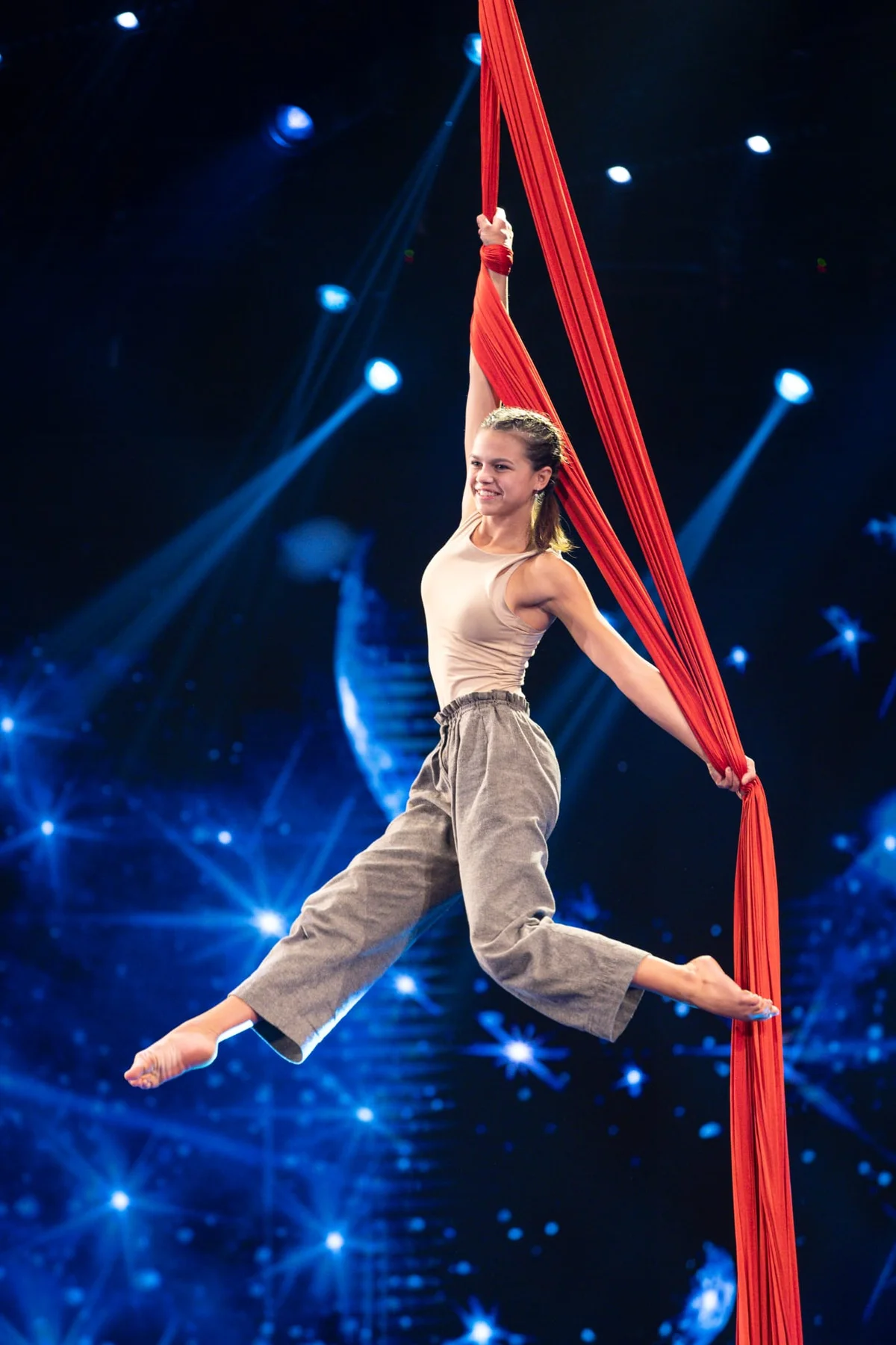 Anaïs Badina performing on aerial silks on the Românii au Talent stage